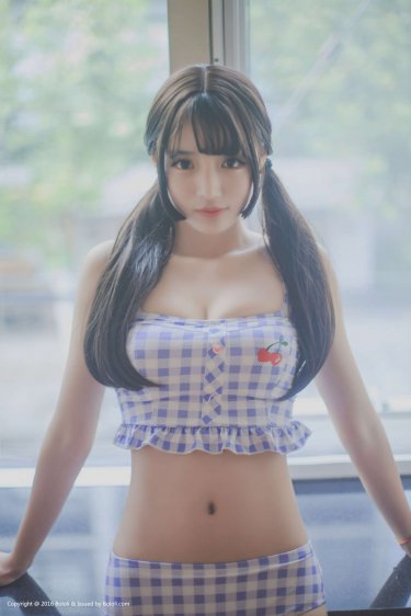 巨胸爆乳美女露双奶头挤奶