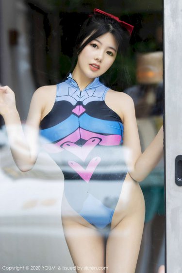 巨胸爆乳美女露双奶挤奶